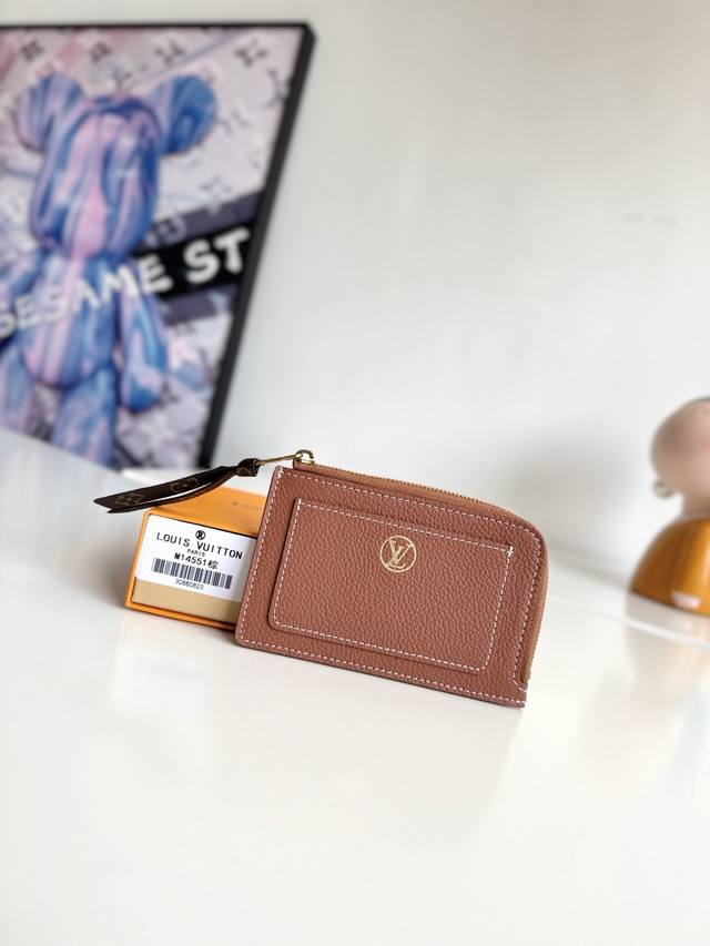 Exclusive photos of the original overseas M14551! This Low Key cardholder featu