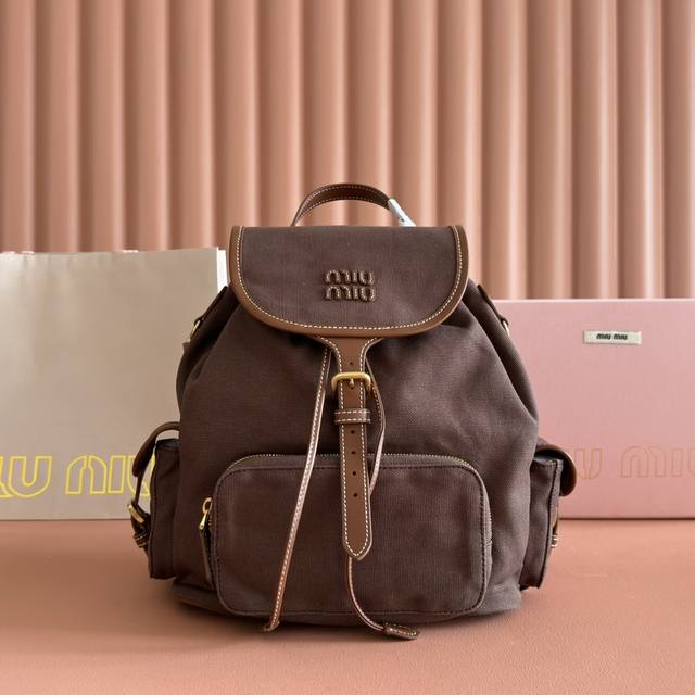 Configuration: Full counter packaging. Miu's new preppy backpack, a perfect matc