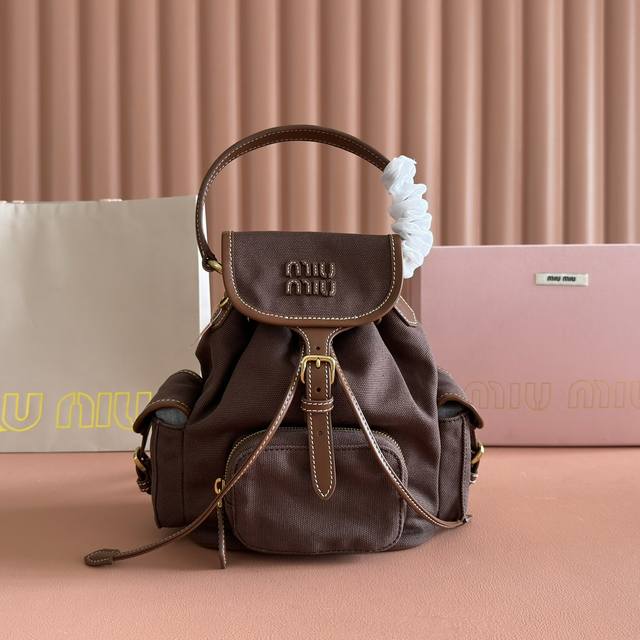 Configuration: Full counter packaging. Miu's new preppy backpack, a perfect matc