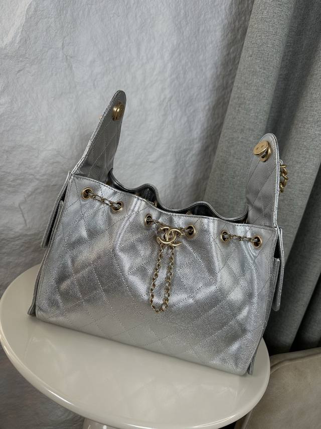 25C Chanel Hobo Small Spherical Leather Hip Hop Bag. This year's Chanel super hi