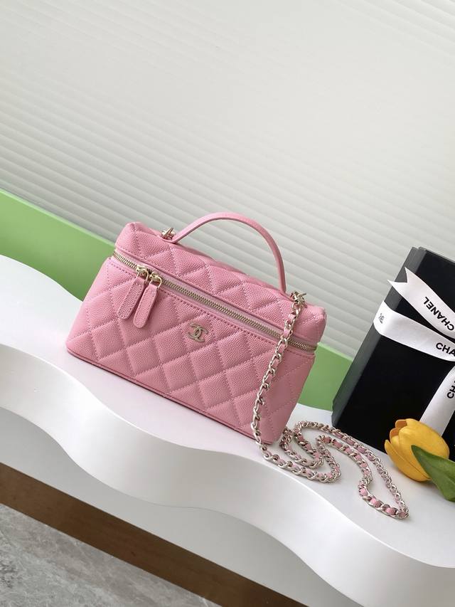 In stock! 25C exquisite small chain clutch. Grained calfskin with gold metal ma
