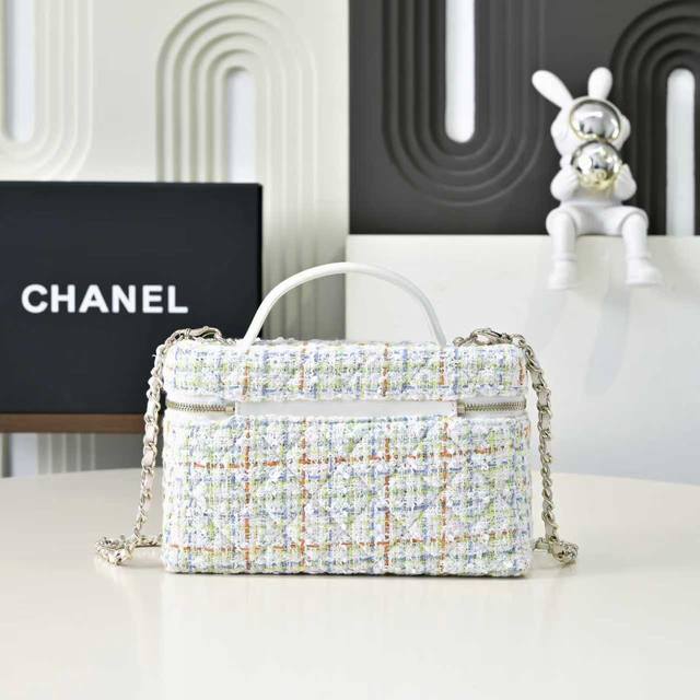 25C lunch box bag is exquisite and compact. The chain is detachable and can be c