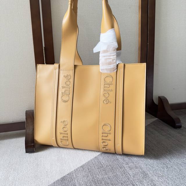 Chloe Woody Tote Leather Product Details Smooth calfskin tote bag with Chlo