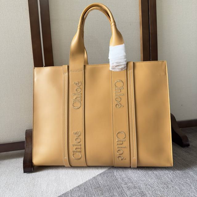 Chloe22S The Woody, an all-leather, elegant tote bag, is absolutely stunning! Th