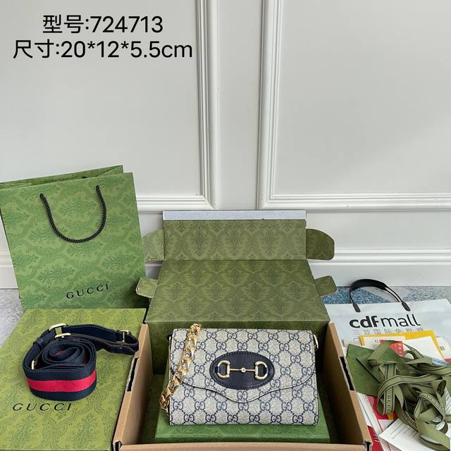 Priced in bulk with box. This Gucci Horsebit 1955 handbag features two detachab