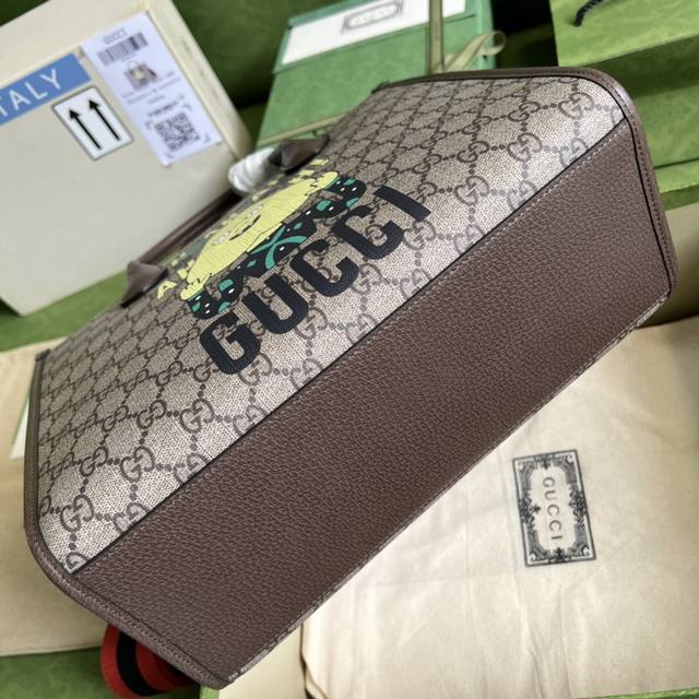 Original leather Gucci pineapple print shopping bag. The work of Chilean cartoo