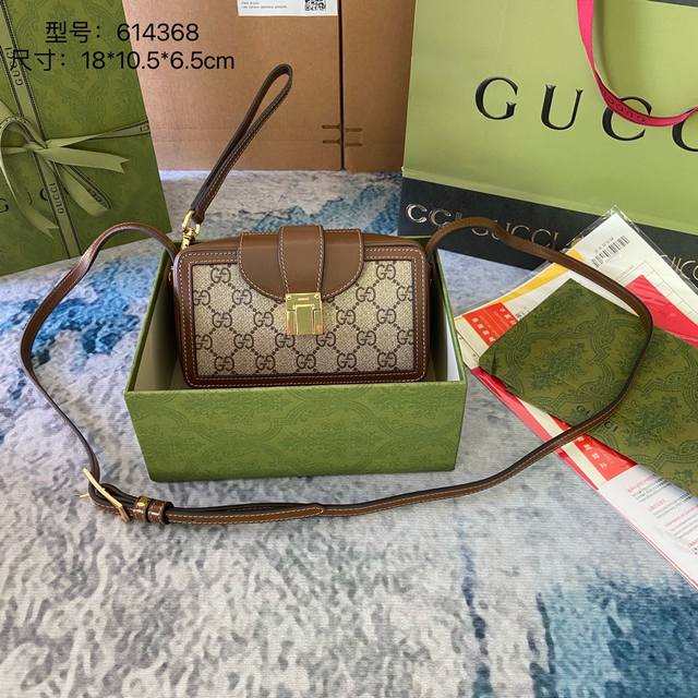 Original leather with box. New for fall and winter. A newly designed retro smal