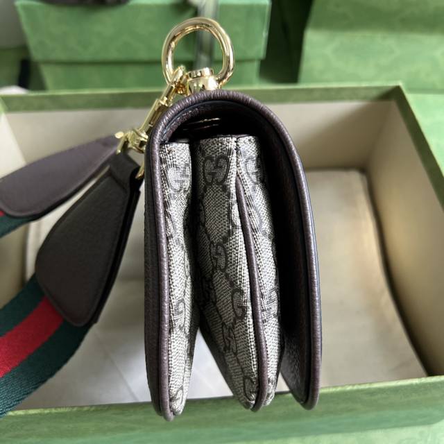 Gg Gucci's new "March of Love" fashion collection features a selection of unique