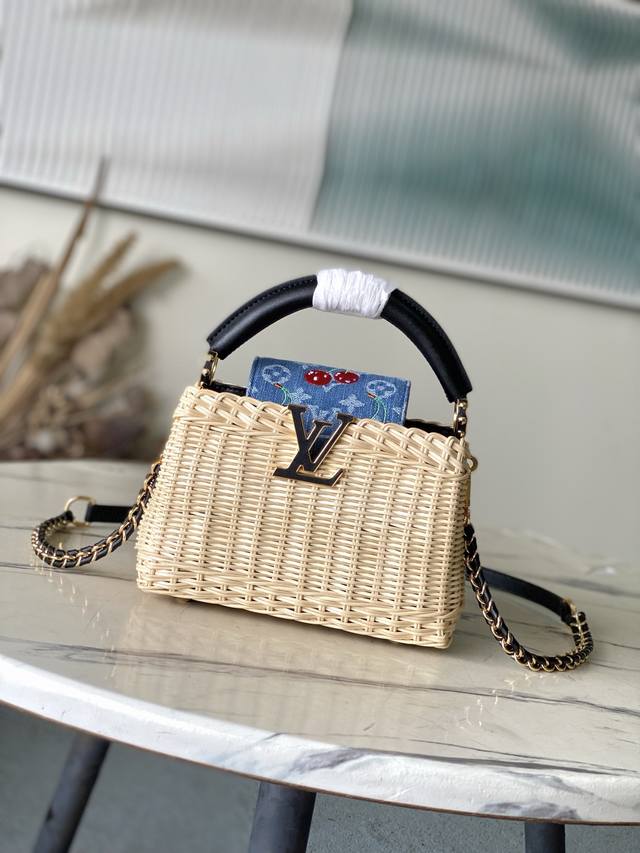 Premium Original Leather M14295 Black Leather Mini Capucines Handbag. This mode