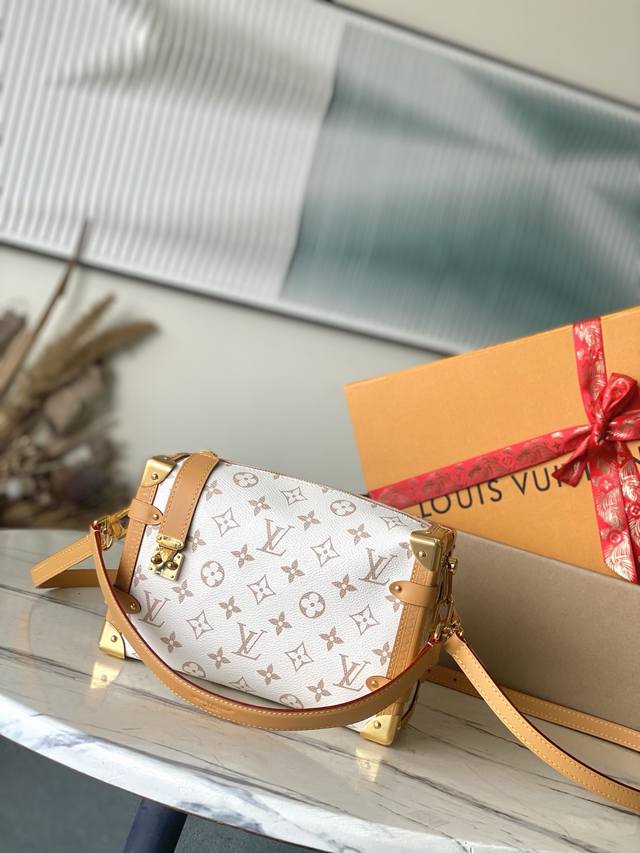 Top Original M26287 This Side Trunk Medium handbag features the brand's classic