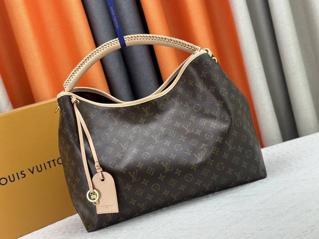 An upgrade of the original M40249 M25877 Again handbag, this new interpretation