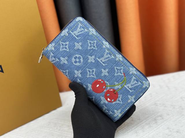 Exclusive Photos M23161 This essential zipper wallet is reimagined with a playfu