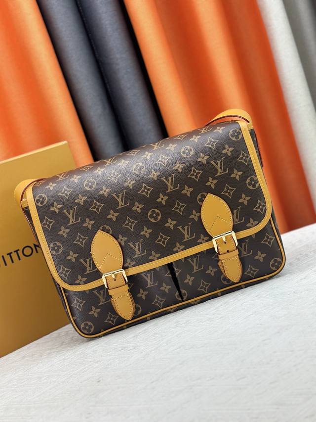 M14723 This Satchel messenger bag draws inspiration from the classic Gibeci