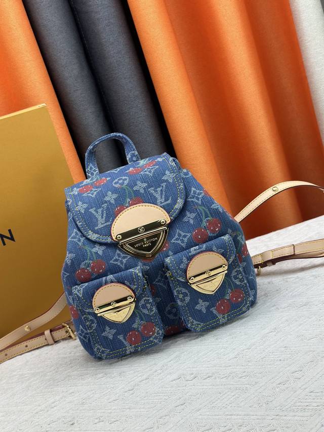 M13679 M13031 M46836 M13081 This updated version of the Venice backpack from the
