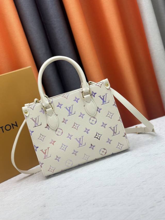 M45659 M46373 This small Onthego bag from the Dream collection features an elega