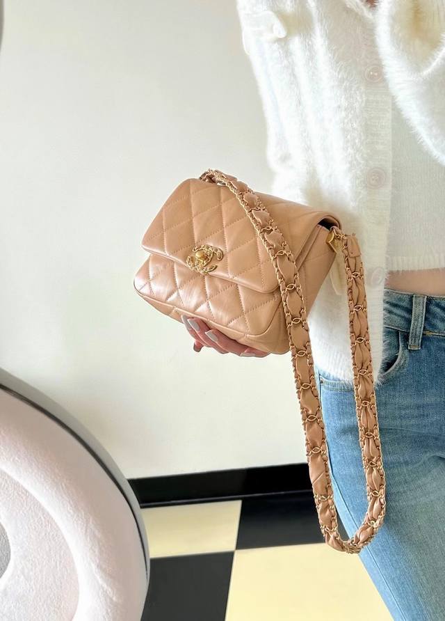 4423# Size: 20.5X13.5X5 DDD's charm is really hard to resist The pleated calf re