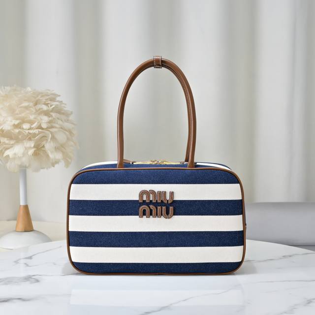 5Bb117 blue stripes, Miumiu's new canvas briefcase, a perfect fusion of fashion