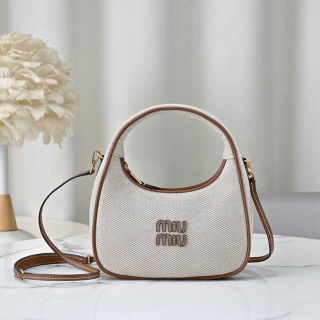 5Bc125: Miumi's new Miuwander handbag features a bold new color scheme, made fro
