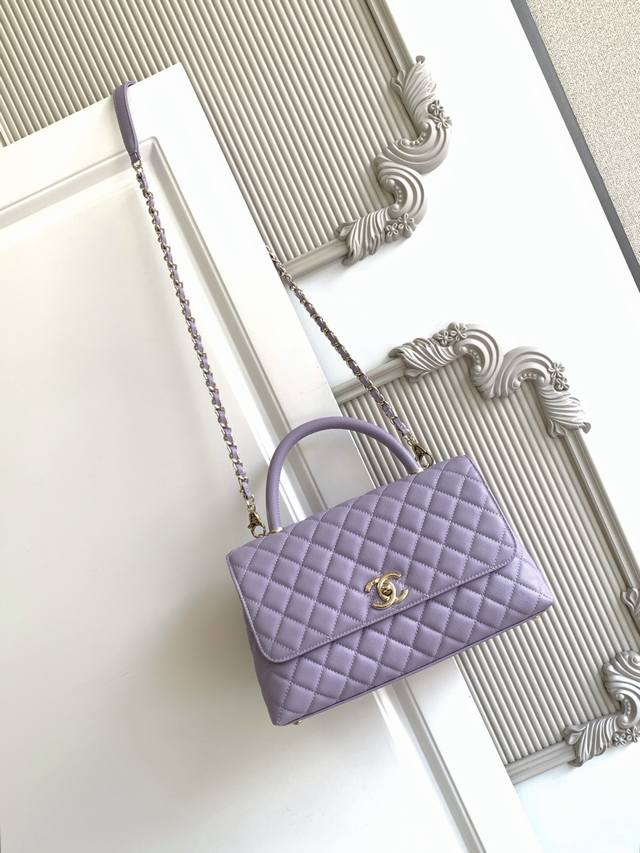 92991 Cocohandle classic handbag with leather lining and lambskin flap. Now it h