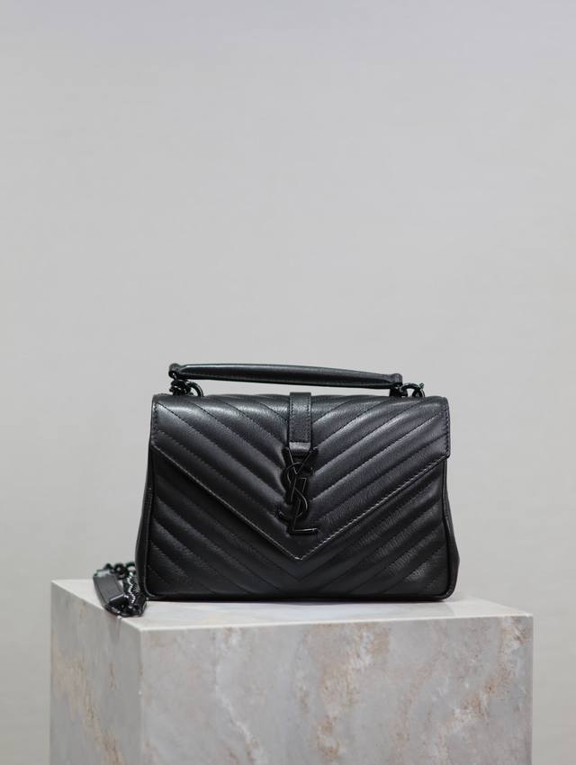 Black Black Buckle_24cm #Monogram College# This timeless messenger bag, a hot an