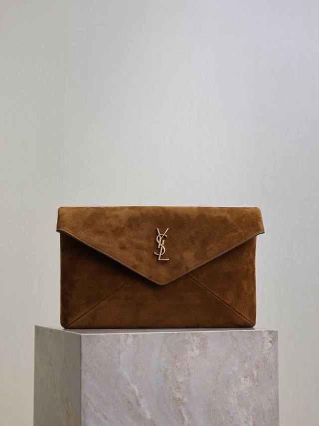 Suede Le Envelope Clutch_This new clutch is stylish and stylish, with a refined