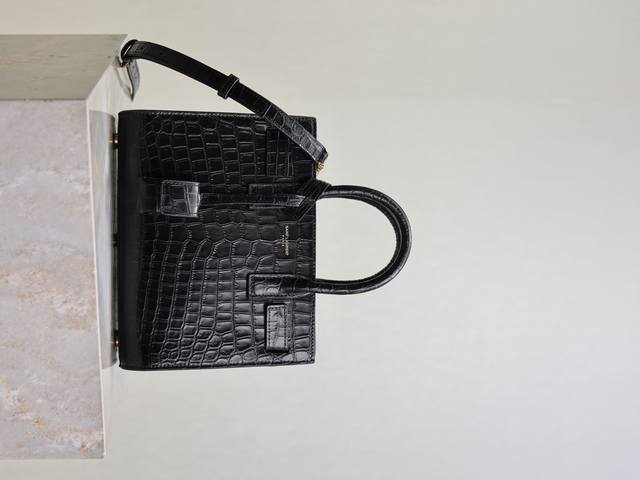Accordion Bag 22cm_Black Crocodile Pattern with Gold Buckle The most elegant acc