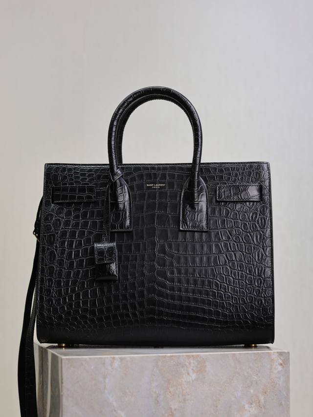 Accordion Bag 32cm_Black Crocodile Pattern Gold BuckleThe most elegant accordion