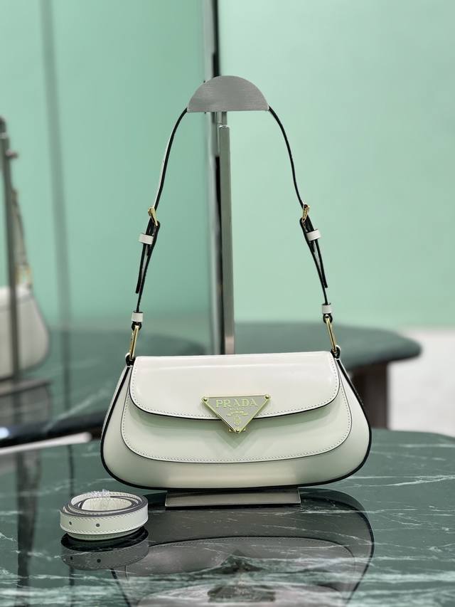 Shiny flap shoulder bag DDD. Exquisite and stylish, this elegant shiny calfskin