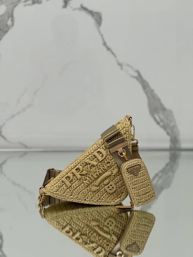 Woven triangle bag This hand-woven triangle bag has a fantastic design. The thr