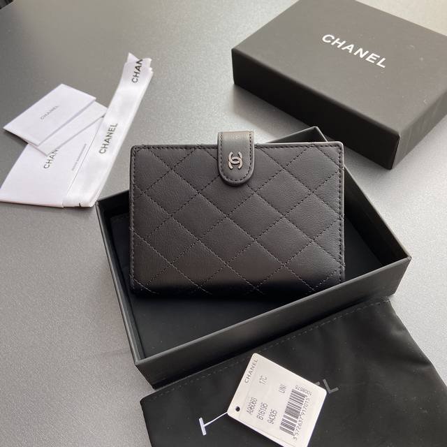 Premium hardware, original leather, Chanel passport holder series DDD. Stitchin