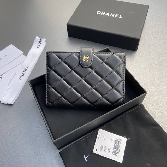 Premium hardware, original leather, Chanel passport holder series DDD. Stitchin