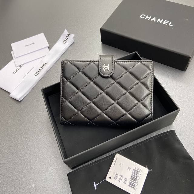 Premium hardware, original leather, Chanel passport holder series DDD. Stitchin