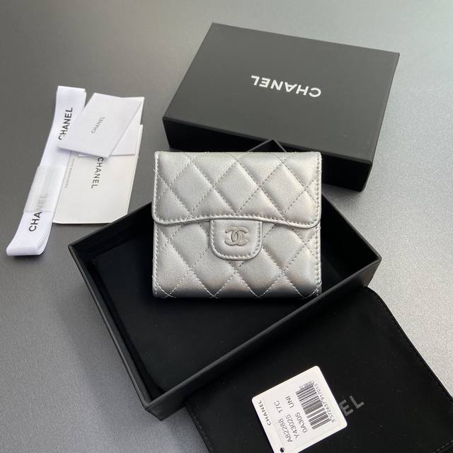 Imported Italian leather Special silver-toned lambskin Silver-toned metal hardw