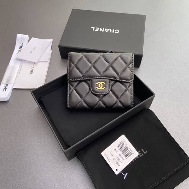 Imported Italian leather Special black lambskin Gold-tone metal hardware 6 card