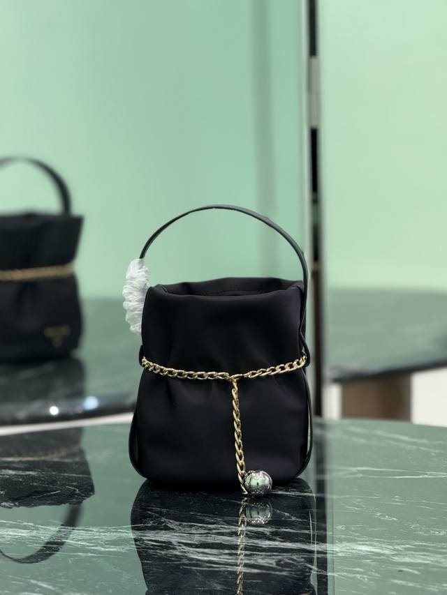 Fortune Bucket This new runway model features imported nylon fabric and importe