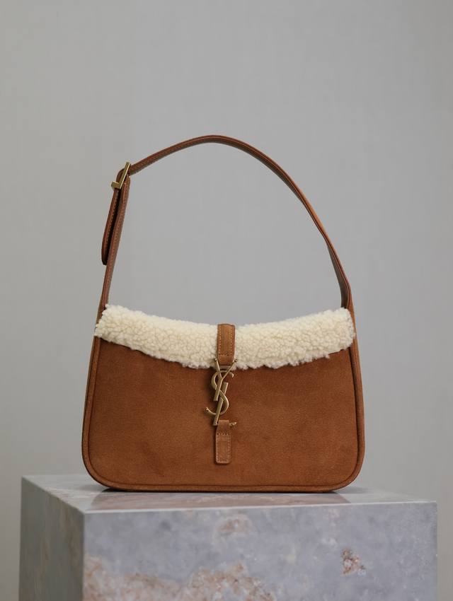 Ochre frosted with lambskin leather. This Le5A7 bag is a must-have this year! It