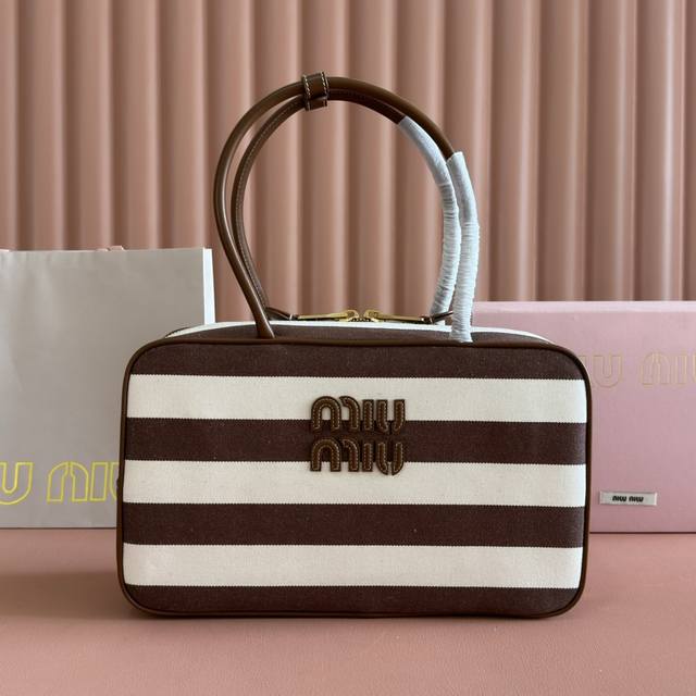 Configuration: Full counter packaging, premium hardware, genuine leather, Beau