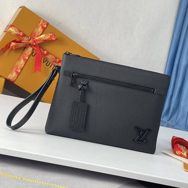 Exclusive photos of the original M69837 in black! The new LV Aerogram clutch ex