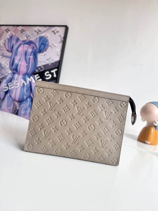 Exclusive photos of the original M13666 in gray! This compact and stylish Poche