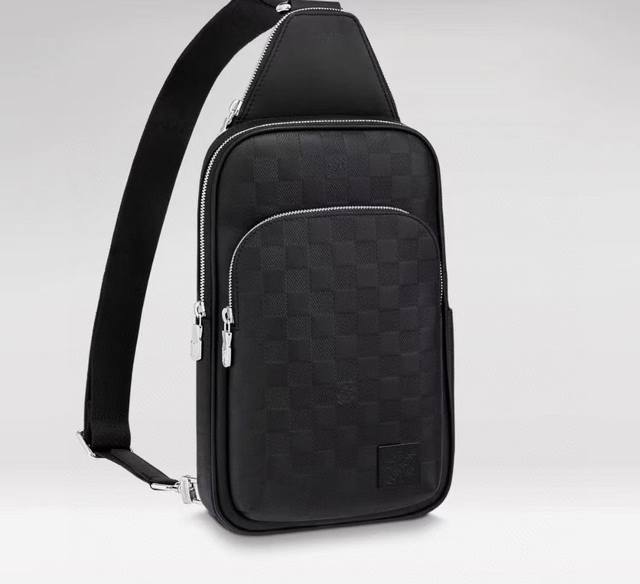 163C01, top-quality original. This Avenue shoulder bag is embossed with a classi