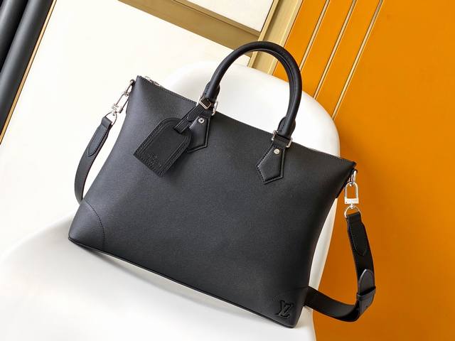 Pm30978 Variable Chip Premium Crossgrain Cowhide. This Slim briefcase features T