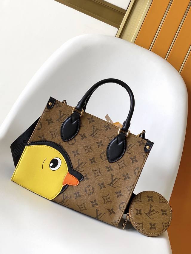 M47199 Dynamically Variable Size. This small Onthego bag is part of a collaborat