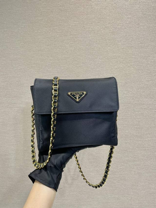 Premium original factory packaging, used small shoulder bag 1Bd648 DDD. This vi