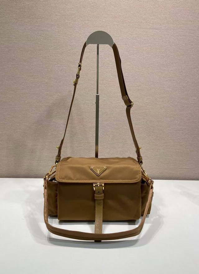 Special counter packaging, new messenger bag 1Bd394, new color DDD. This handbag