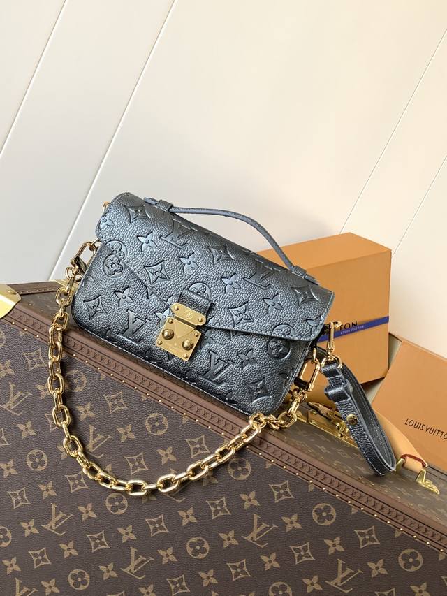 Top-quality original, variable chip M11998 DDD. The Lv Ski collection Pochette