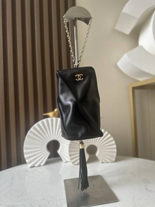 New arrival! Ohanel 25C Lantern Bag! Chain clutch in lambskin and gold metallic