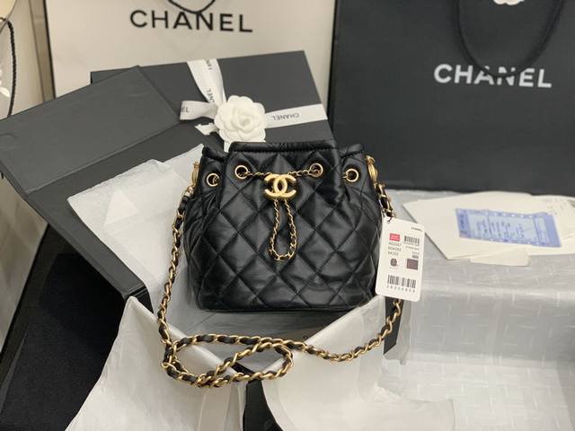 Chanel: Model: As2057#: Size: 21X24X14cm: New for Fall/Winter 2019, this retro d