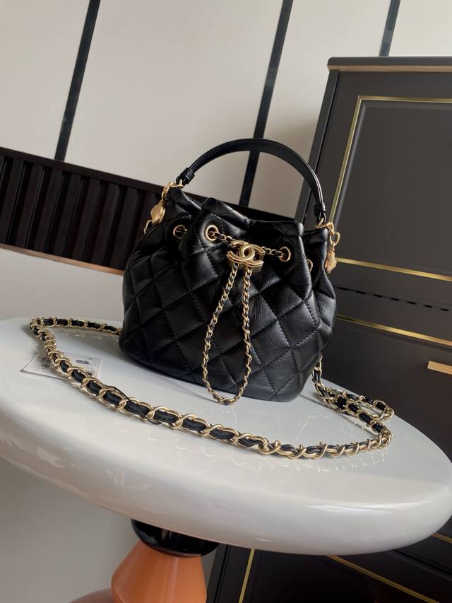 In stock~ New bucket drawstring bag just arrived! Chanel's new autumn and winte