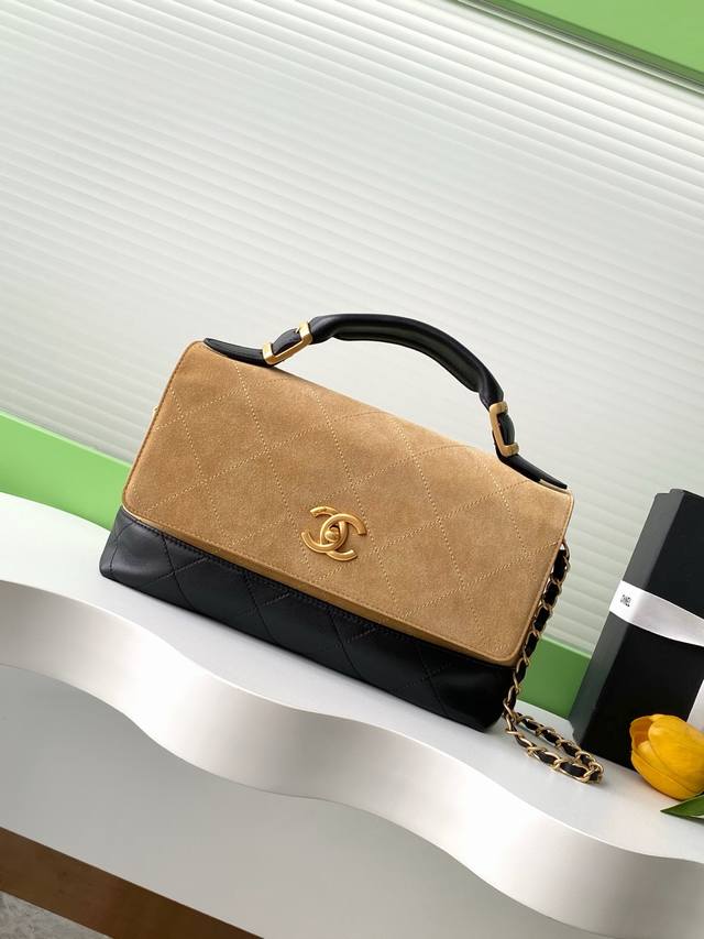 25A The highlight of the Suede Handbag Workshop Show, this masterpiece, a fusion