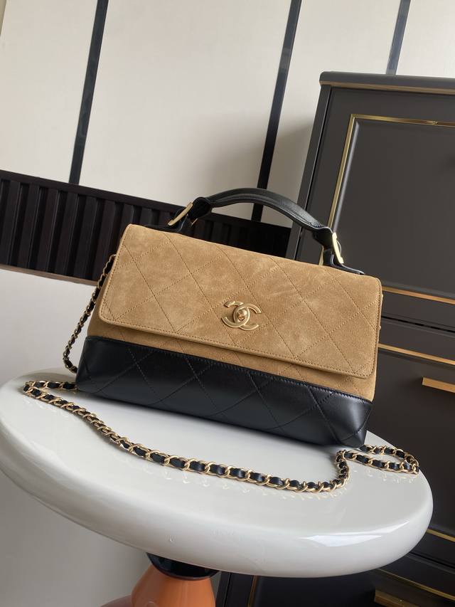 25A The highlight of the Suede Handbag Workshop Show, this masterpiece, a fusion